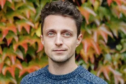 Donal Khosrowi portrait